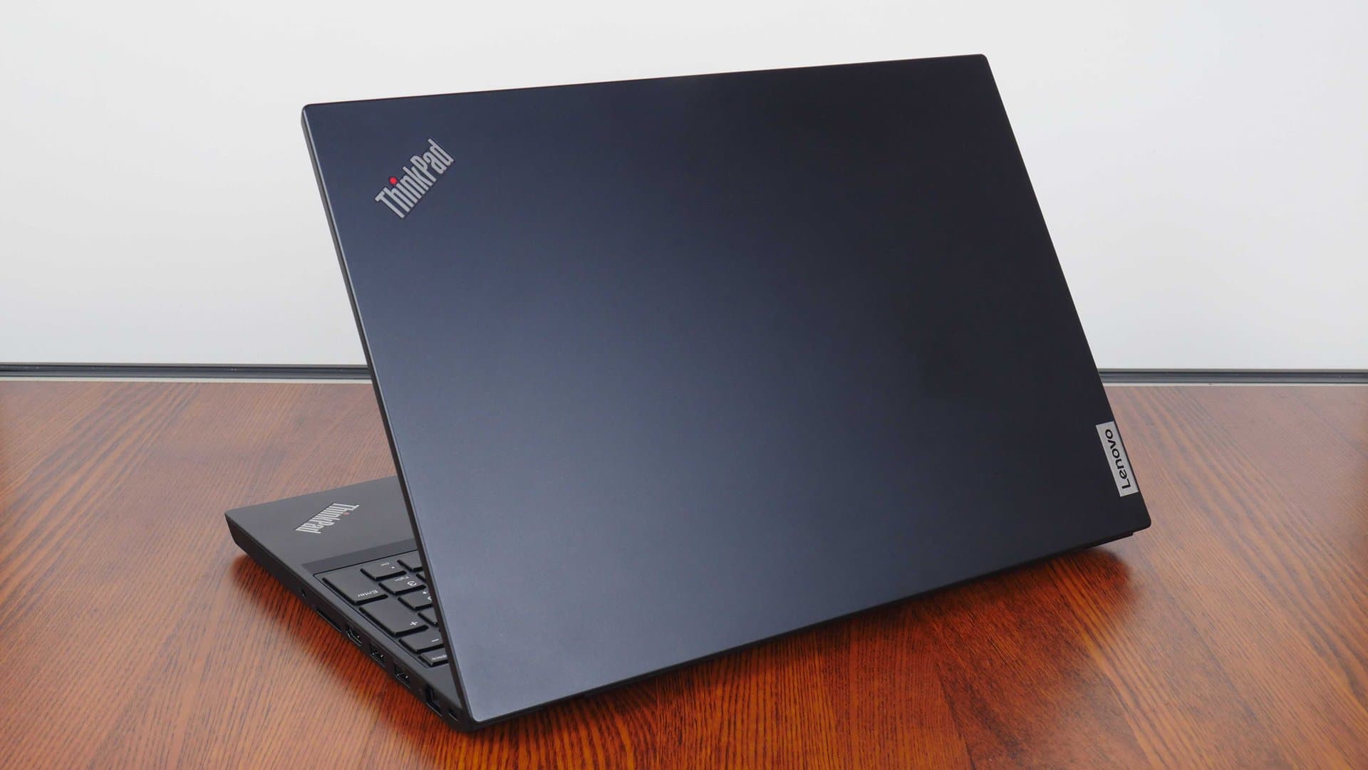 Lenovo ThinkPad P15v i7-12th Gen | Nvidia T1200 صورة رقم 2